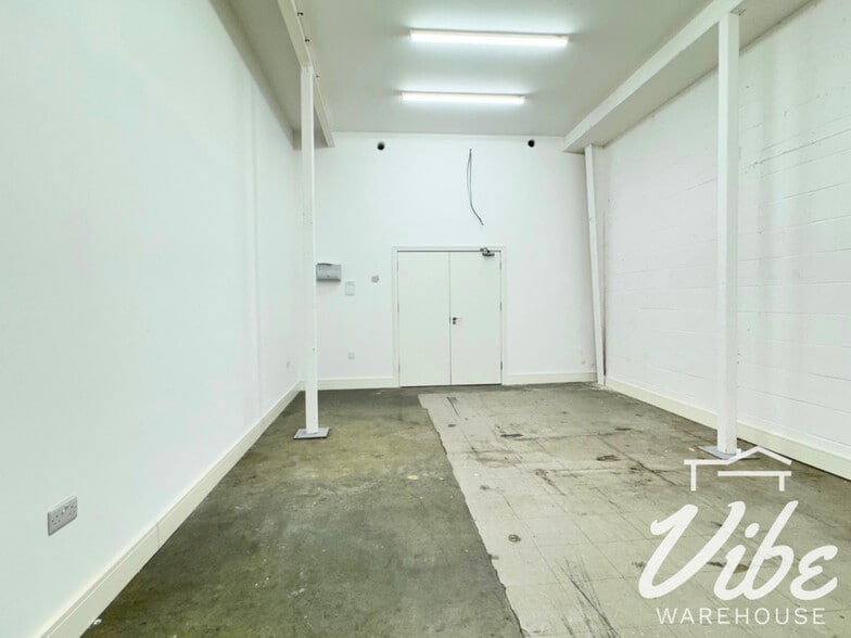 Grosvenor Way, London for sale - Interior Photo - Image 1 of 1