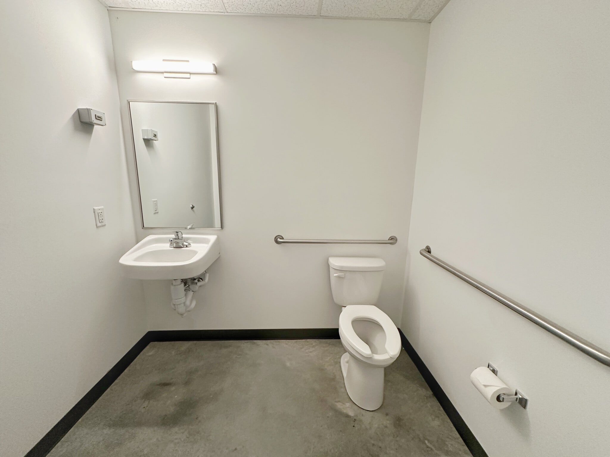 5720-5724 N Commerce Ct, Alpharetta, GA for lease Building Photo- Image 1 of 4