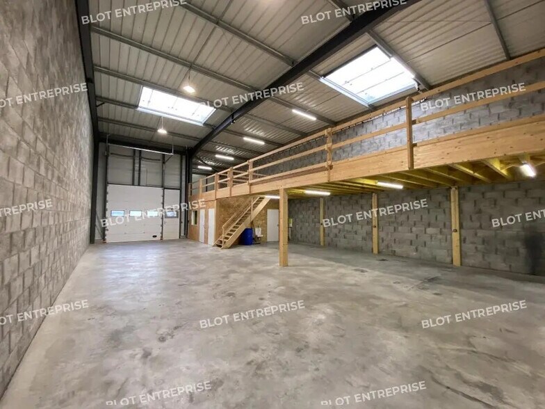 Flex in Pacé for lease - Interior Photo - Image 3 of 9