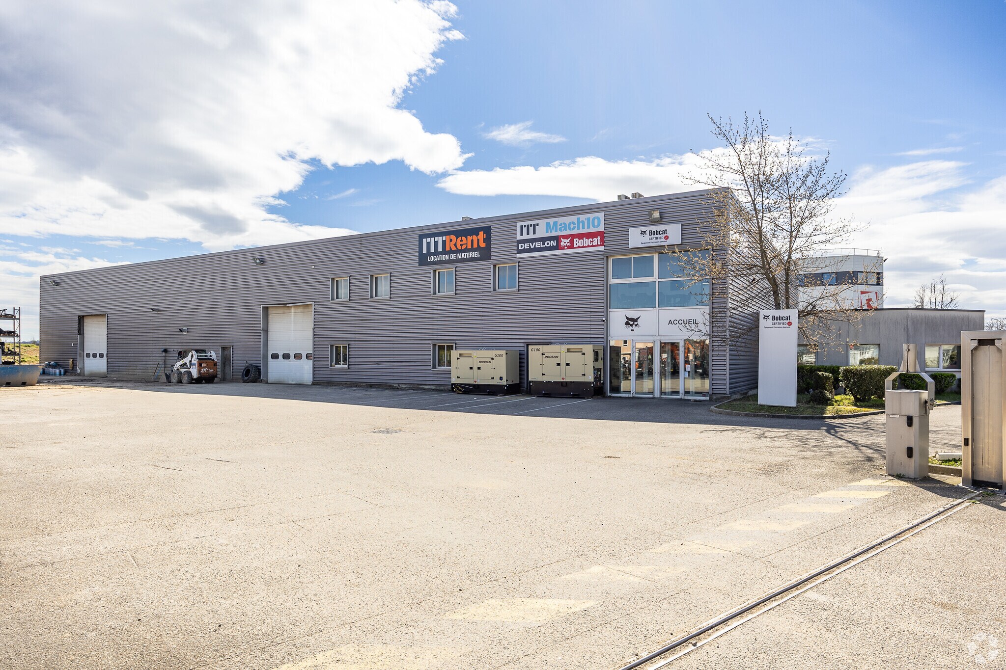  in Saint-Priest for sale Primary Photo- Image 1 of 1