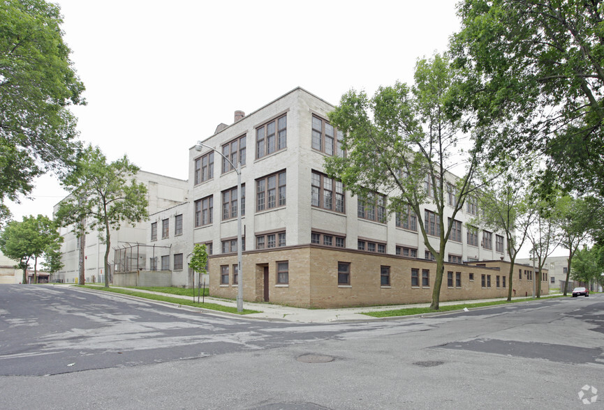 2758 N 33rd St, Milwaukee, WI for sale - Primary Photo - Image 1 of 1