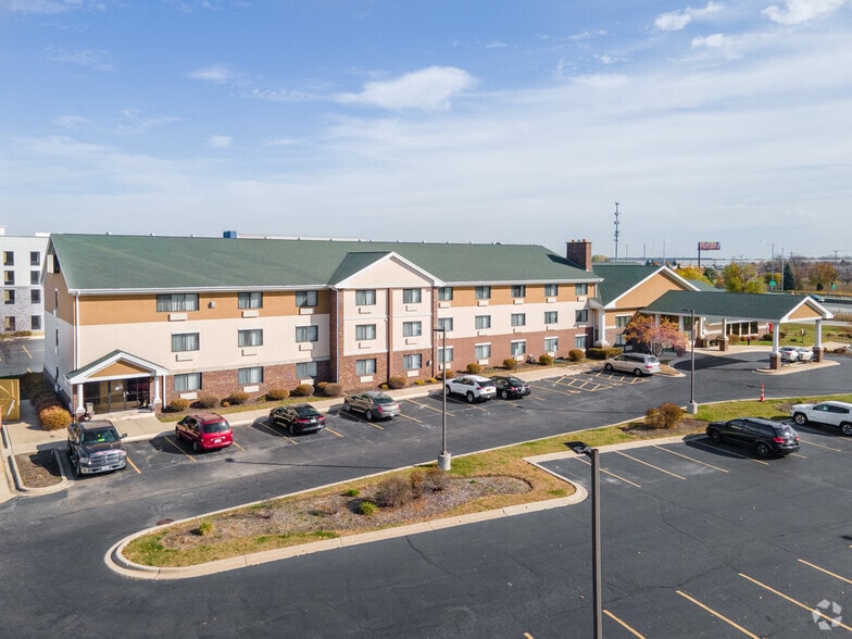 175 Remington Blvd, Bolingbrook, IL for sale - Primary Photo - Image 2 of 6