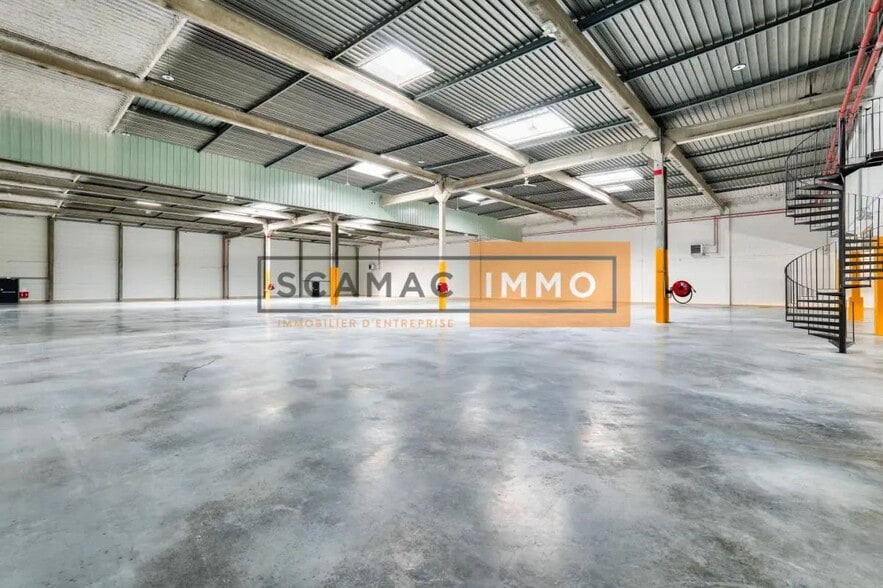 Industrial in Trappes for lease - Building Photo - Image 1 of 8