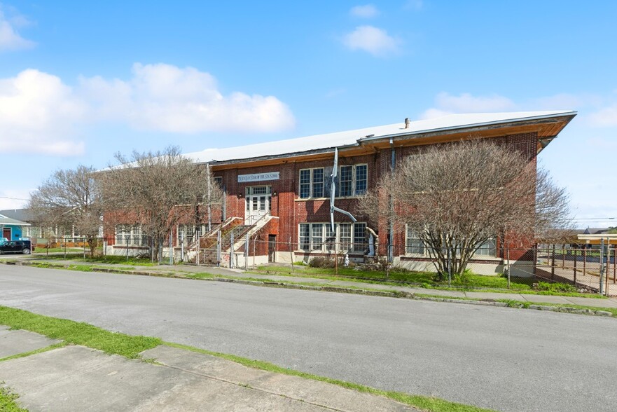 Former Church, School, & Rectory portfolio of 3 properties for sale on LoopNet.com - Building Photo - Image 3 of 5