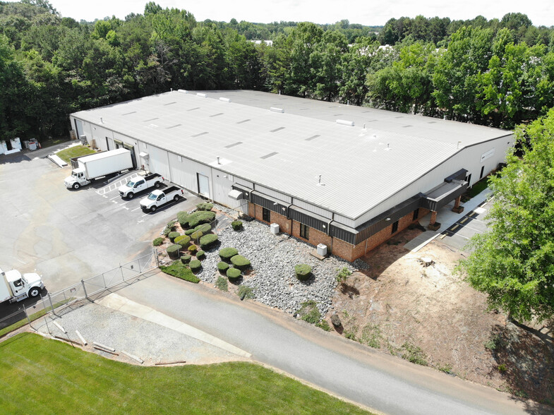 2007 Gateway Blvd, Charlotte, NC for lease - Building Photo - Image 2 of 12