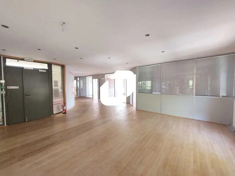 Office in Voisins-le-Bretonneux for lease - Interior Photo - Image 3 of 8