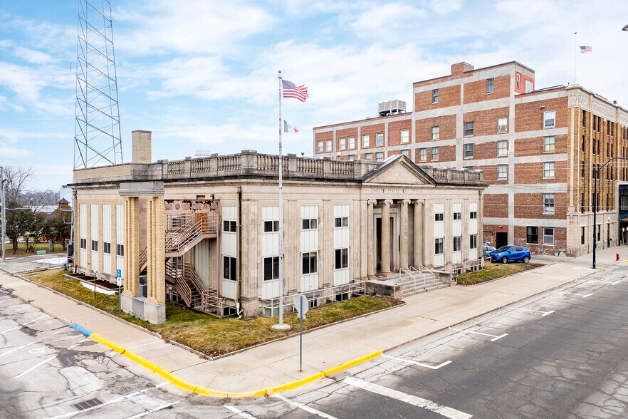 115 N 2nd Ave E, Newton, IA for sale - Primary Photo - Image 1 of 1