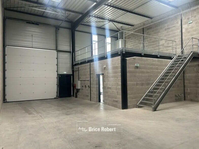 Office in Saint-Bonnet-de-Mure for lease - Interior Photo - Image 3 of 7