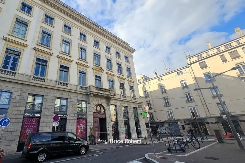 Office in Lyon for lease - Building Photo - Image 2 of 8