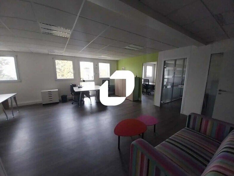 Office in Saint-Germain-en-Laye for lease - Interior Photo - Image 3 of 8