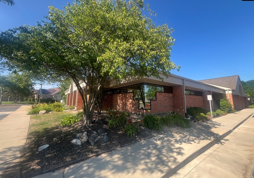 595 Barclay Cir, Rochester Hills, MI for sale - Building Photo - Image 2 of 5