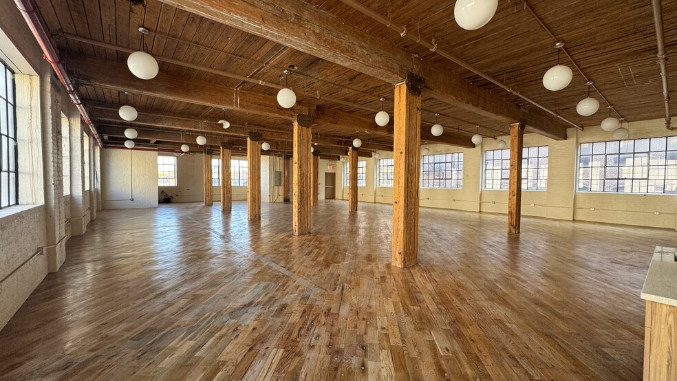 32 Bridge St, Brooklyn, NY for lease - Building Photo - Image 1 of 8