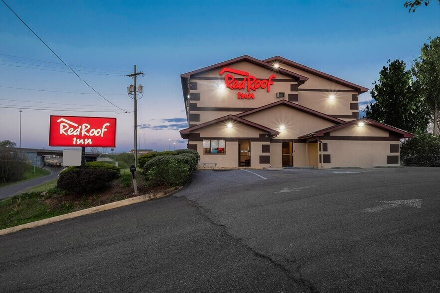 2139 Lee Hwy, Bristol, VA for sale - Building Photo - Image 1 of 1