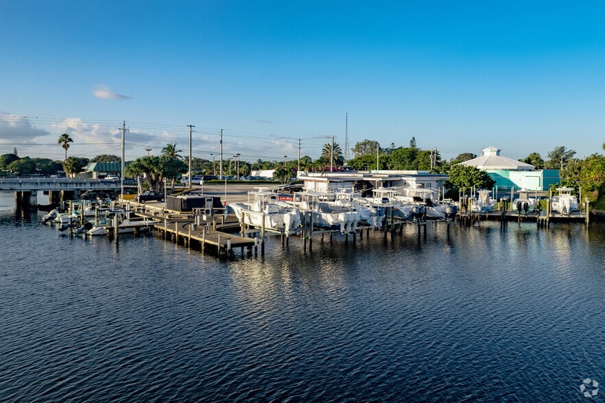 Retail & 13 Boat Marina | 631 Northlake portfolio of 2 properties for sale on LoopNet.com - Building Photo - Image 3 of 18