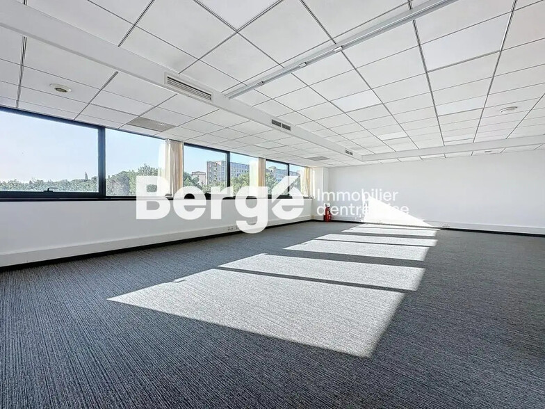 Office in SOPHIA ANTIPOLIS for lease - Building Photo - Image 2 of 7