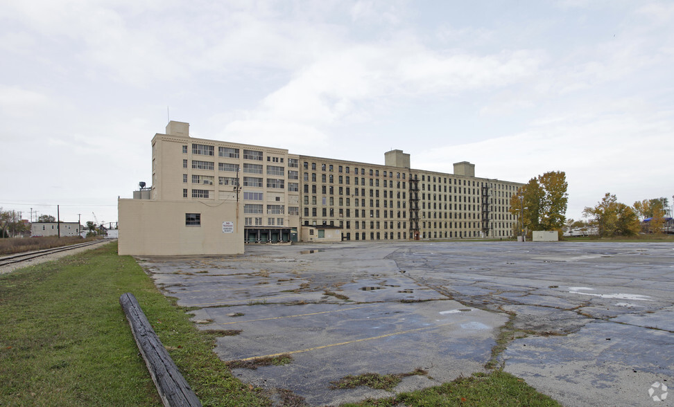 1911-1977 S Allis St, Milwaukee, WI for lease - Building Photo - Image 1 of 5