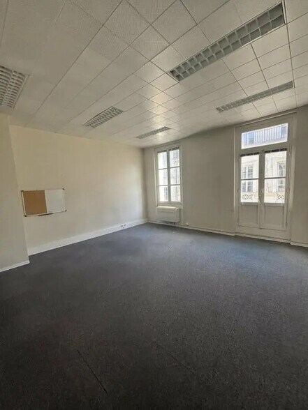 Office in Marseille for lease - Interior Photo - Image 2 of 2