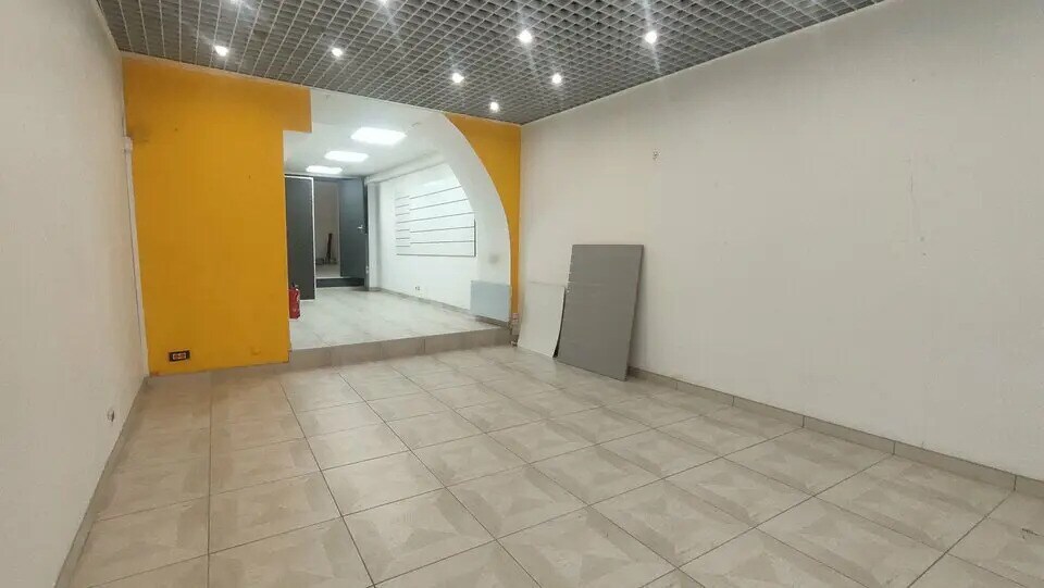 Retail in Bagnols-sur-Cèze for lease - Interior Photo - Image 2 of 5