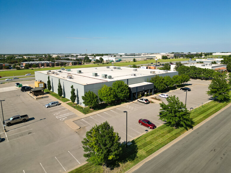 8400 E 32nd St, Wichita, KS for lease - Building Photo - Image 2 of 34