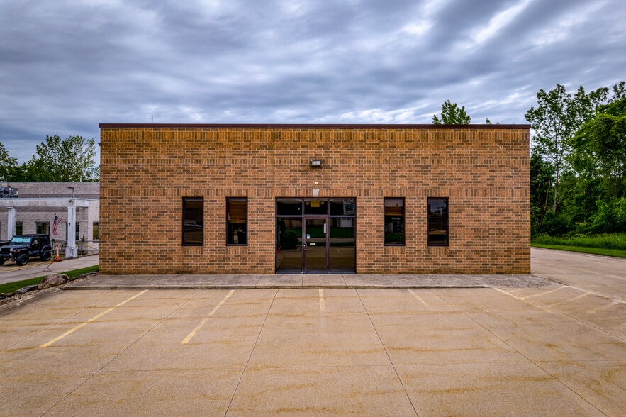 9552 York Alpha Dr, North Royalton, OH for sale - Building Photo - Image 2 of 43