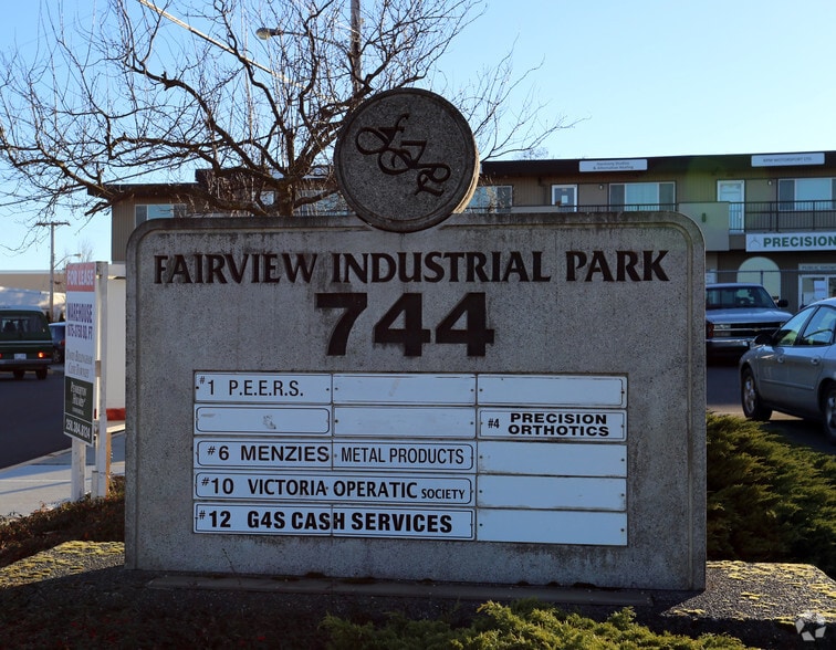 744 Fairview Rd, Esquimalt, BC for lease - Building Photo - Image 2 of 7