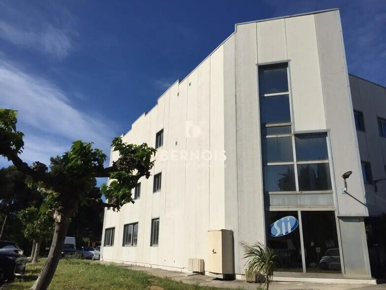 Office in Six-Fours-les-Plages for lease - Building Photo - Image 2 of 11