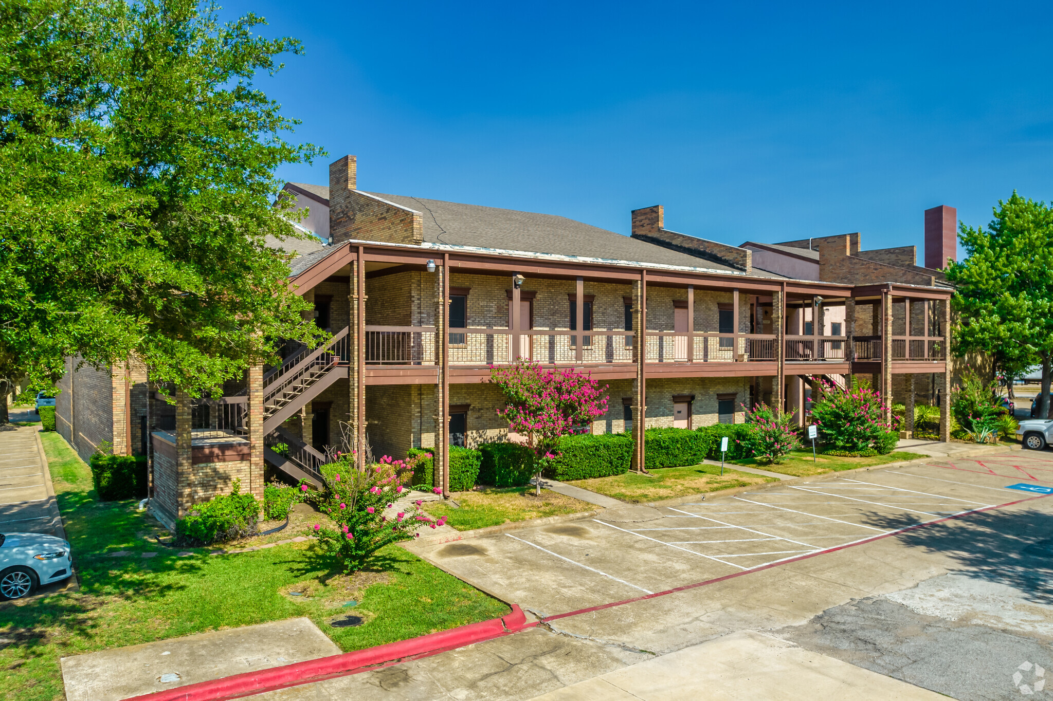 350 Oaks Trl, Garland, TX for lease Building Photo- Image 1 of 5