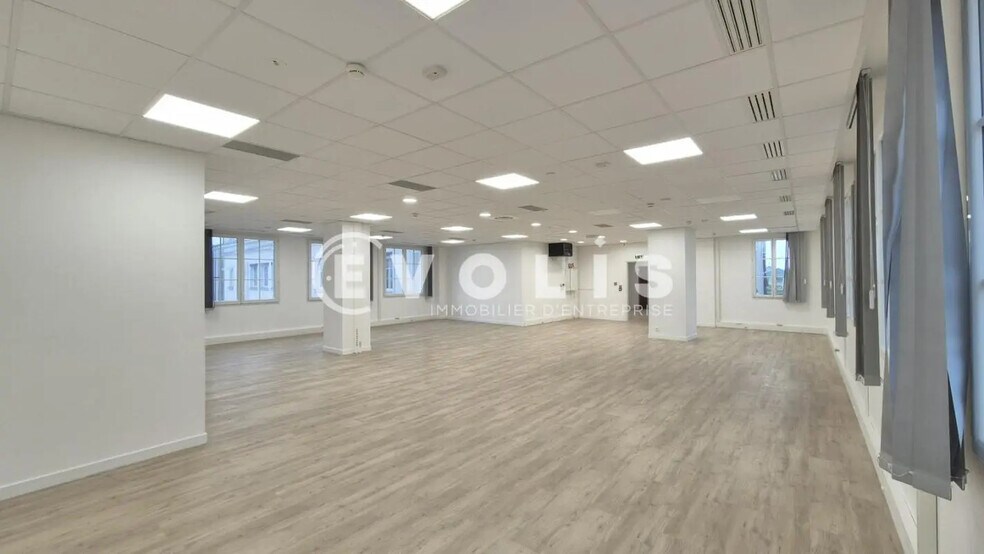 Office in Chessy for lease - Interior Photo - Image 2 of 15