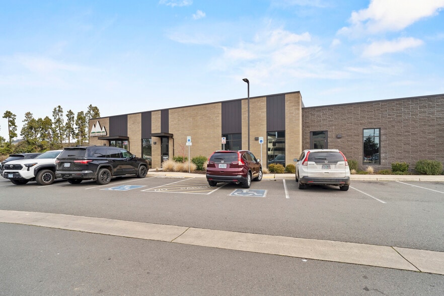 722 W Harvard Ave, Roseburg, OR for lease - Aerial - Image 3 of 12