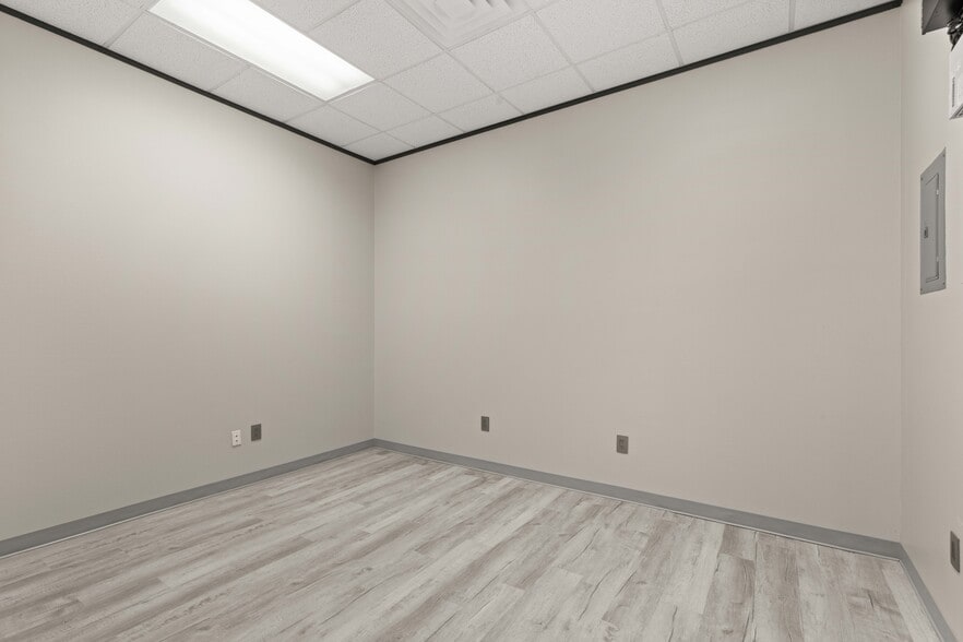 1325 Space Park Dr, Houston, TX for sale - Interior Photo - Image 3 of 11