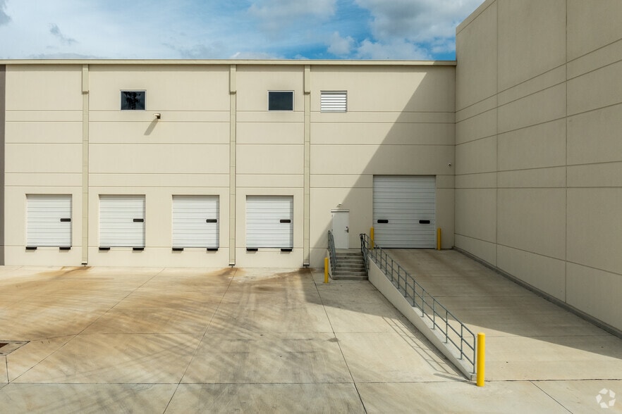 2700 E Scyene Rd, Mesquite, TX for lease - Building Photo - Image 2 of 4