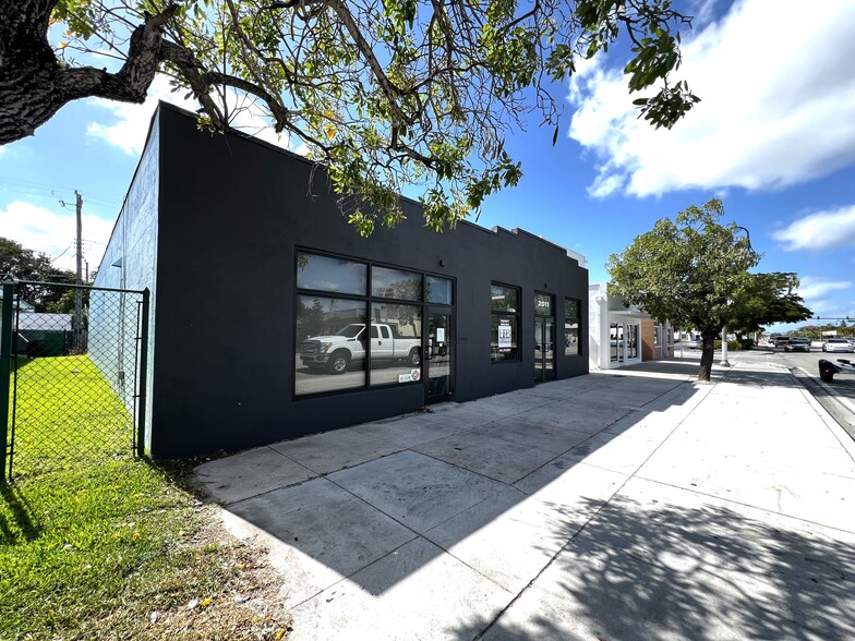 2011 N Dixie Hwy, Lake Worth, FL for sale - Building Photo - Image 3 of 11