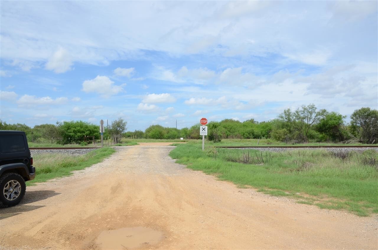 4 Ih35, Encinal, TX 78019
