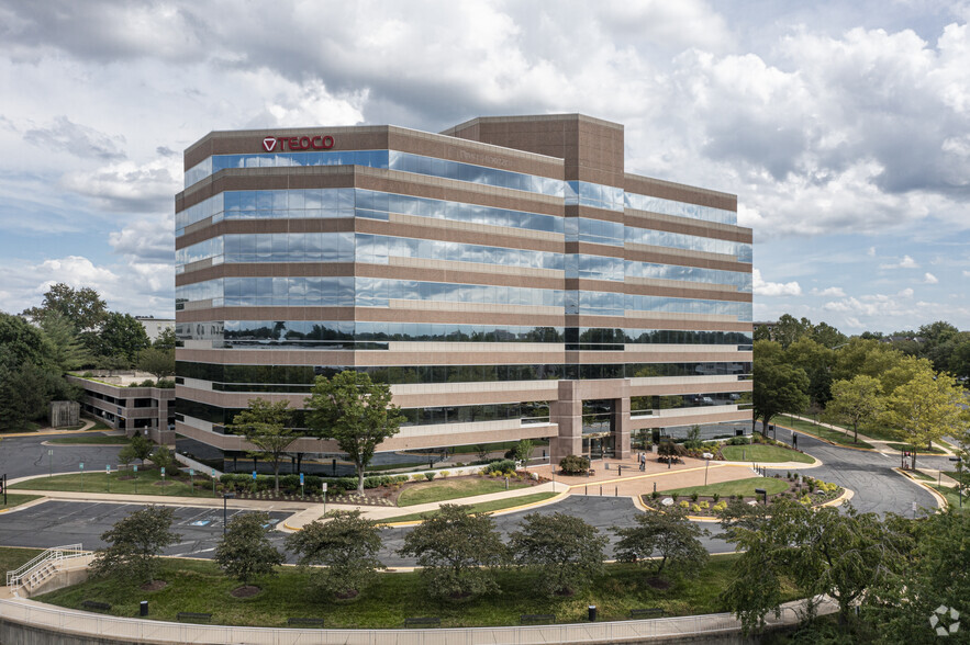 12150 Monument Dr, Fairfax, VA for lease - Building Photo - Image 1 of 17