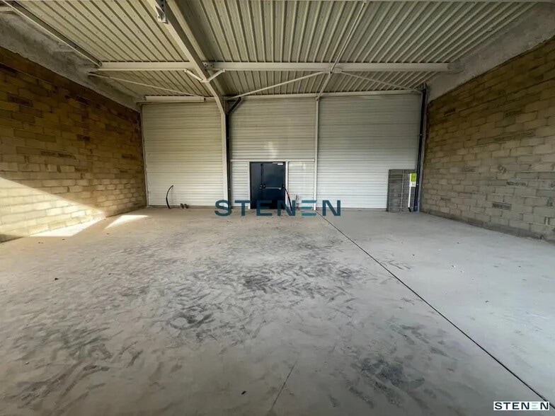 Retail in Monteux for lease - Interior Photo - Image 2 of 5