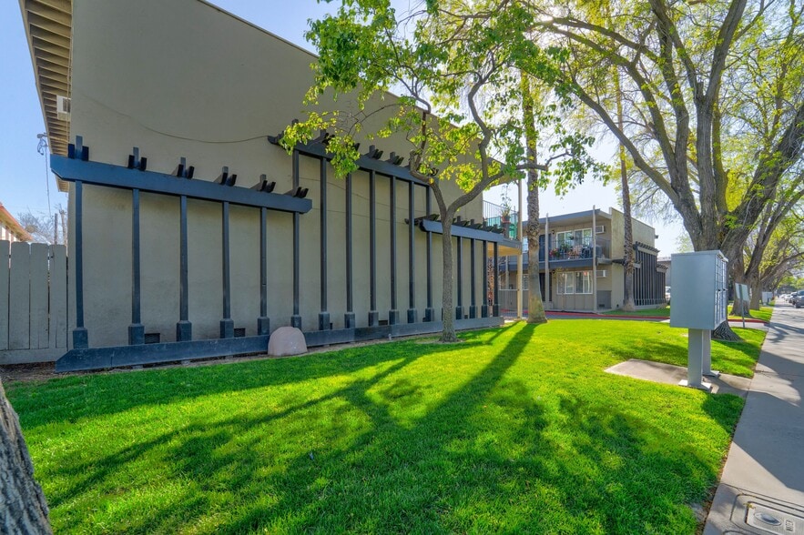 133 W I St, Los Banos, CA for sale - Building Photo - Image 2 of 8