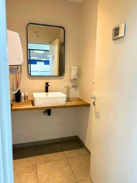 Office in Wambrechies for lease - Interior Photo - Image 3 of 5