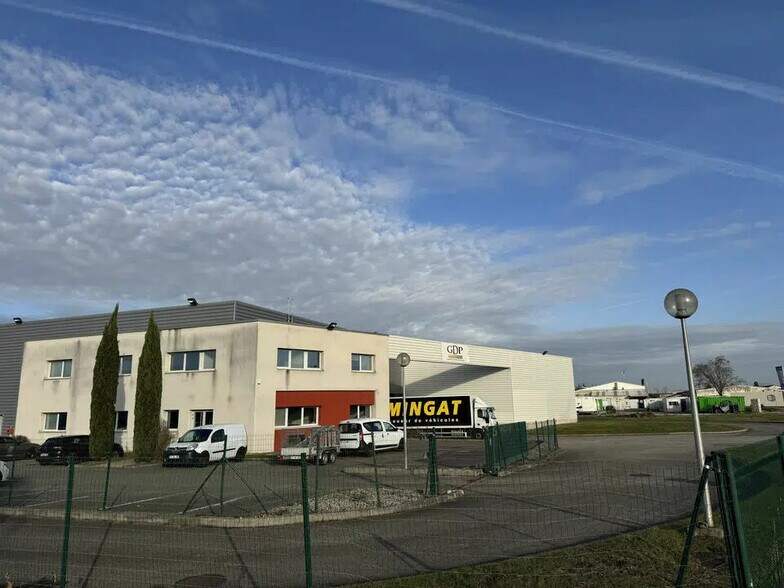 Office in Meyzieu for lease - Building Photo - Image 2 of 4