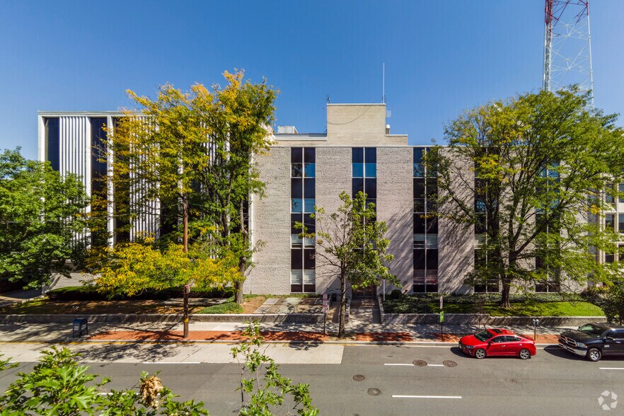 5151 Wisconsin Ave NW, Washington, DC 20016