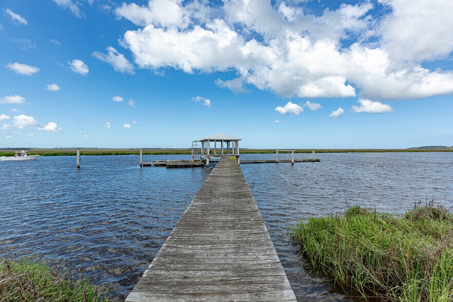 4457 Dover Bluff Rd, Waverly, GA 31565