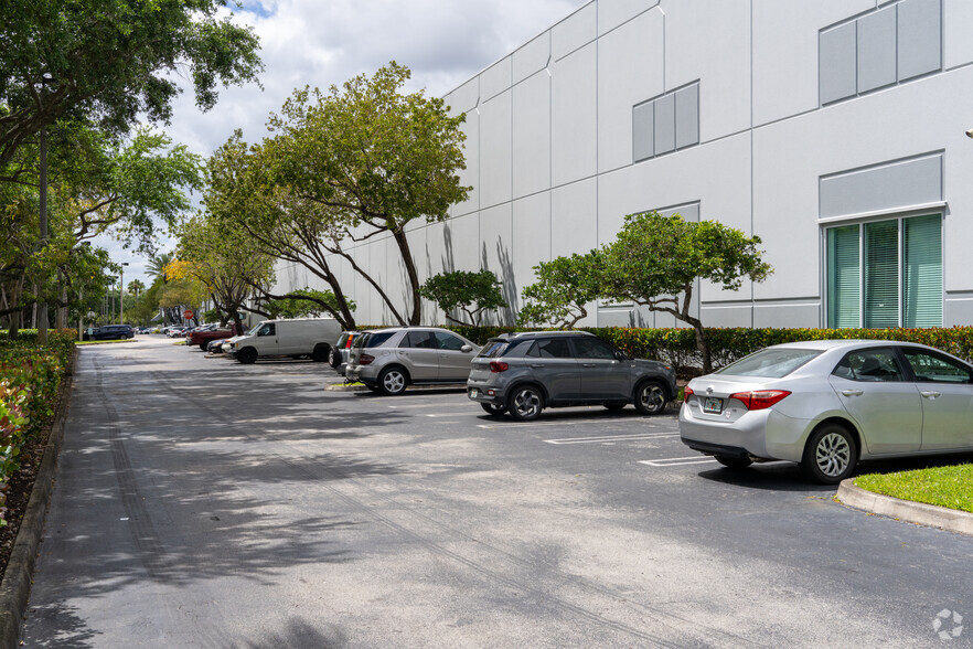 8815 NW 33rd St, Doral, FL for lease - Building Photo - Image 2 of 5