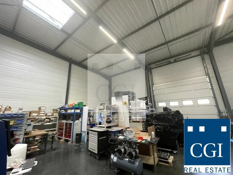 Flex in Saint-Ismier for lease - Interior Photo - Image 1 of 5