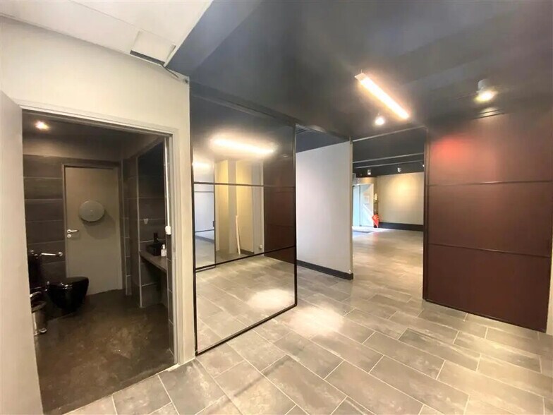 Office in Paris for lease - Building Photo - Image 2 of 9