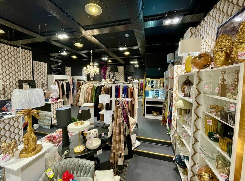 Retail in Le Havre for lease - Interior Photo - Image 2 of 2