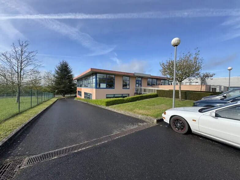 Flex in Vigny for lease - Building Photo - Image 3 of 4