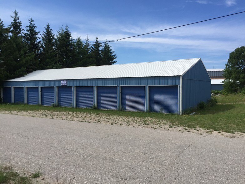 107 E Oak St, Leland, MI 49654