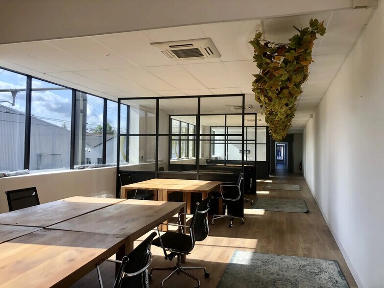 Office in Bordeaux for lease - Building Photo - Image 1 of 23