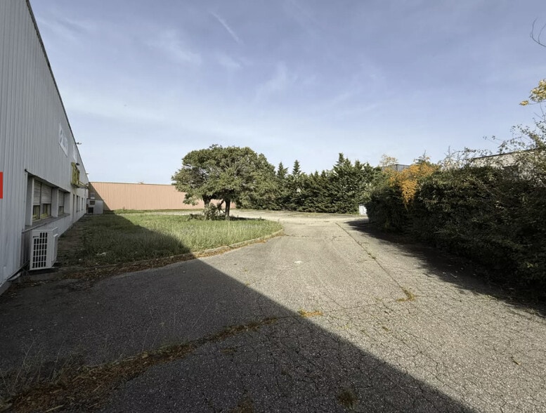 Flex in Bron for lease - Building Photo - Image 3 of 5