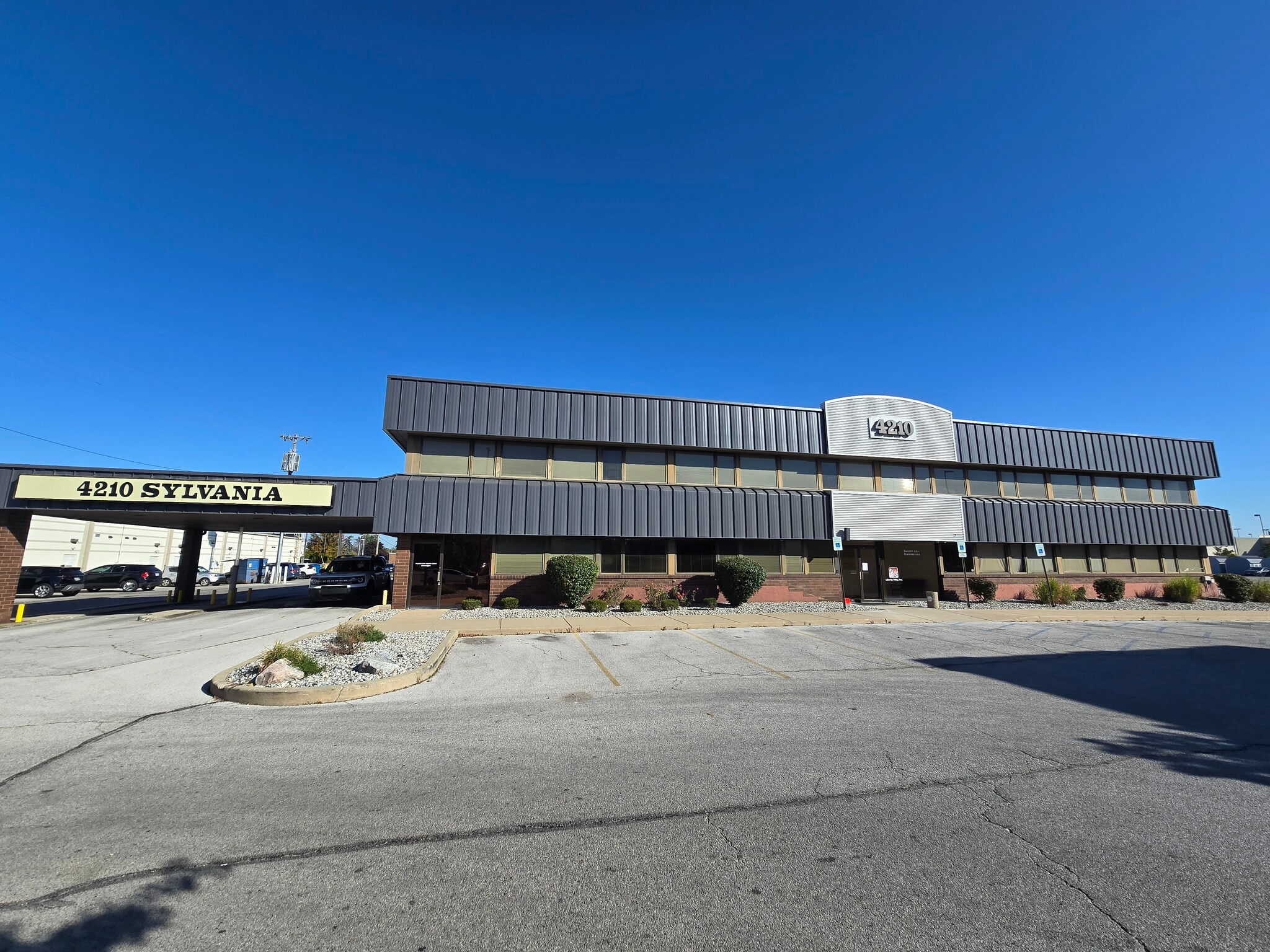 4210 Sylvania Ave, Toledo, OH for lease Building Photo- Image 1 of 8