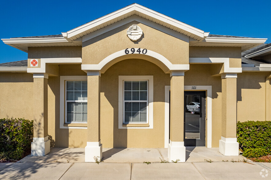 6940 W Linebaugh Ave, Tampa, FL for lease - Building Photo - Image 3 of 7